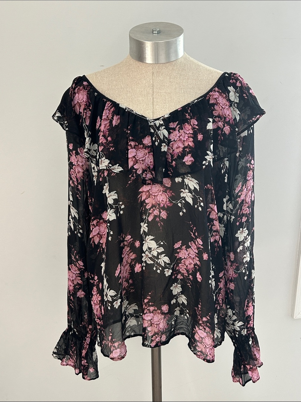 PAIGE 100% Silk Black Floral Ruffle-Neck Blouse with Pink & White‎ Print - Picture 6 of 8